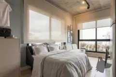 Foto do quarto do B7 Park Marina com cama de casal, persianas e janela ampla — B7 Park Marina em Agronômica, Florianópolis