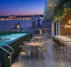 Perspectiva do rooftop do B7 Park Marina com piscina, cocktail bar e vista para a Baía Norte ao entardecer — B7 Park Marina em Agronômica, Florianópolis