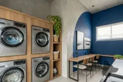 Foto da lavanderia compartilhada do B7 Park Marina com máquinas de lavar e espaço de trabalho azul — B7 Park Marina em Agronômica, Florianópolis
