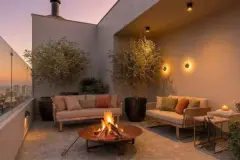 Perspectiva da varanda da cobertura do B7 Park Marina com fire pit, sofás e vista para a cidade ao entardecer — B7 Park Marina em Agronômica, Florianópolis