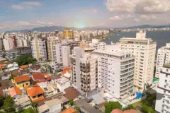 Vista aérea do bairro Agronômica com o B7 Park Marina e a Baía Norte ao fundo — B7 Park Marina em Agronômica, Florianópolis