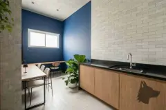 Foto da sala compartilhada com bancada de cozinha em granito preto e parede em tijolinho — B7 Park Marina em Agronômica, Florianópolis