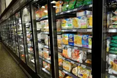 Corredor de supermercado com gôndolas de produtos congelados — Bella Sintra Residence em Estreito, Florianópolis