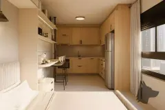 Studio com cozinha em U de madeira, bancada home office e cama ao fundo com vista urbana — Bella Sintra Residence em Estreito, Florianópolis