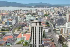 Foto aérea do Bella Sintra Residence no Estreito com vista para a Baía Norte e a ilha de Florianópolis — Bella Sintra Residence em Estreito, Florianópolis