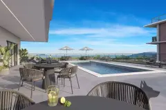 Piscina com borda, espreguiçadeiras e guarda-sóis com vista panorâmica para o mar dos Ingleses — Bellomonte Residence em Ingleses, Florianópolis