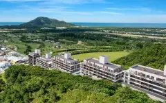 Vista aérea frontal das torres do Bellomonte Residence com Morro dos Ingleses e praia ao fundo — Bellomonte Residence em Ingleses, Florianópolis