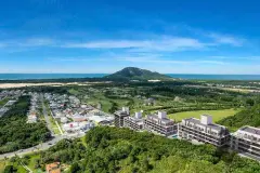 Vista aérea do Bellomonte Residence com Morro dos Ingleses, dunas e praia ao fundo — Bellomonte Residence em Ingleses, Florianópolis
