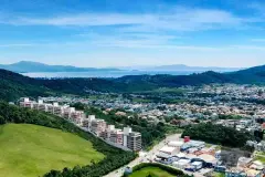 Vista aérea do Bellomonte Residence com Baía Norte, ilha de Florianópolis e montanhas ao fundo — Bellomonte Residence em Ingleses, Florianópolis