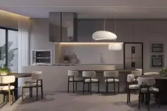 Espaço gourmet do salão com bancada em U, bancos, coifas, mesas de jantar e parede texturizada — Bellomonte Residence em Ingleses, Florianópolis