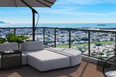 Terraço privativo de cobertura com sofá, guarda-sol e vista panorâmica para a cidade e mar dos Ingleses — Bellomonte Residence em Ingleses, Florianópolis
