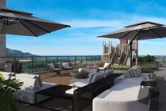 Rooftop com sofás, fire pit, guarda-sóis, playground infantil ao fundo e vista para o mar e montanhas — Bellomonte Residence em Ingleses, Florianópolis