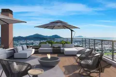 Rooftop com sofás modulares, fire pit, guarda-sol e vista para o mar e montanhas dos Ingleses — Bellomonte Residence em Ingleses, Florianópolis
