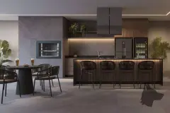 Espaço gourmet escuro com churrasqueira, bancada bar iluminada, adega, mesas e cadeiras estofadas pretas — Bellomonte Residence em Ingleses, Florianópolis