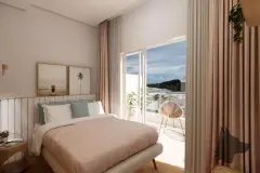 Dormitório com cama de casal, quadros de praia, varanda com poltrona e vista para a baía — Beriyth Residence em Cachoeira do Bom Jesus, Florianópolis