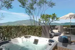Terraço privativo com jacuzzi, sofá, poltrona, guarda-sol e vista para as montanhas — BG Connect Canas em Canasvieiras, Florianópolis