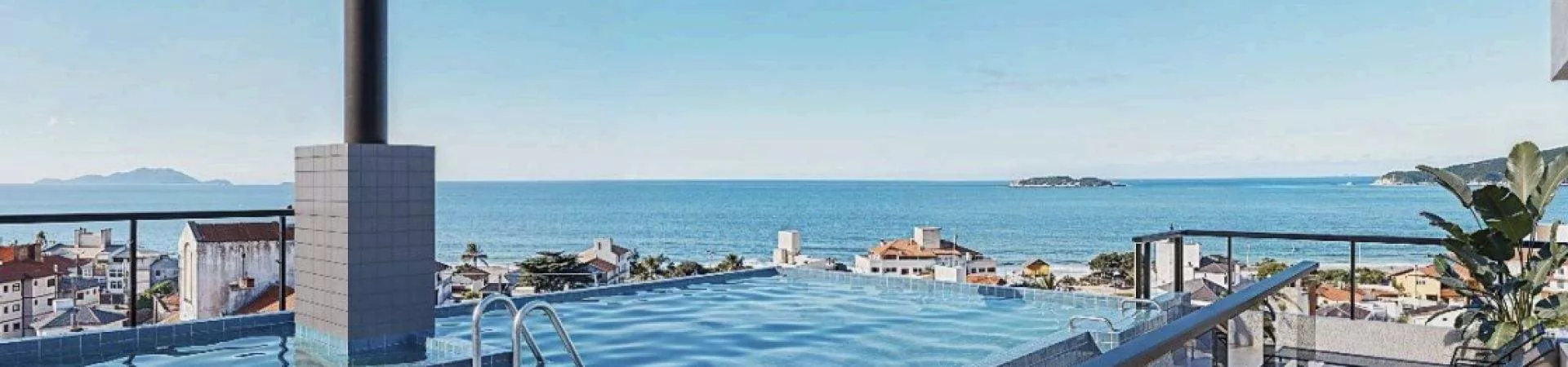 Piscina de borda infinita no rooftop do Bohn Residence com vista panorâmica para o mar e as ilhas dos Ingleses — Bohn Residence em Ingleses, Florianópolis