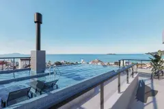 Piscina de borda infinita no rooftop com espreguiçadeiras e vista para o mar e as ilhas dos Ingleses — Bohn Residence em Ingleses, Florianópolis