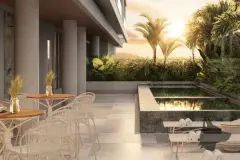 Piscina semiolímpica espelhada ao entardecer com espreguiçadeiras, mesa bistrô e palmeiras ao fundo — Brio 778 em Estreito, Florianópolis