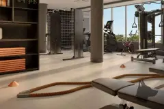 Academia com battle rope, gaiola de treino, bicicleta, escada e aparelhos de musculação com janelão — Brio 778 em Estreito, Florianópolis