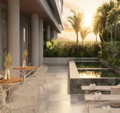 Piscina espelhada ao entardecer com deck, espreguiçadeiras e palmeiras — ângulo alternativo — Brio 778 em Estreito, Florianópolis