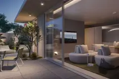 Varanda tipo garden à noite com poltrona, TV externa, sofás arredondados e jardim privativo iluminado — Brisa do Leste Residence em Barra da Lagoa, Florianópolis