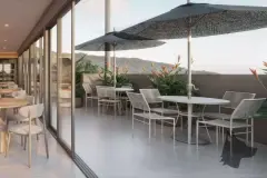 Lobby do Brizz Smart Stay com poltronas arredondadas, jardim vertical, pendentes de rattan e macramê — Brizz Smart Stay em Cachoeira do Bom Jesus, Florianópolis