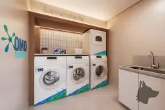 Studio com cama de casal, sofá, mesa de centro e janelão com sacada e plantas — Brizz Smart Stay em Cachoeira do Bom Jesus, Florianópolis