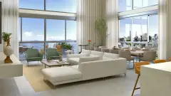 Sala integrada do duplex com sofás, mesa de jantar, cozinha, escada flutuante e painel de madeira com TV — Cacupé 4 Náutico Residence em Cacupé, Florianópolis