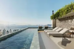 Piscina de borda infinita no rooftop do Cais by Nova com espreguiçadeiras e vista panorâmica para a Baía Sul e ilhas — Cais by Nova em Centro, Florianópolis