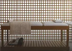 Sala de massagem do Cais by Nova com maca de madeira e treliça japonesa com luz difusa — Cais by Nova em Centro, Florianópolis