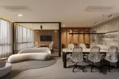 Coworking do Cais by Nova com sofás curvos, mesa longa, cadeiras executivas e sala de reunião ao fundo — Cais by Nova em Centro, Florianópolis