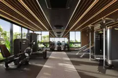 Academia do Cais by Nova com aparelhos de musculação, teto em ripas iluminadas e janelões com jardim — Cais by Nova em Centro, Florianópolis