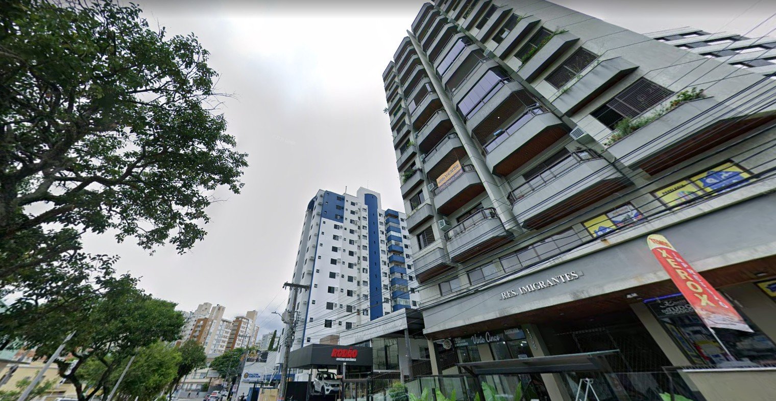 Apartamento com 2 quartos, sacada e 1 vaga de garagem, Centro