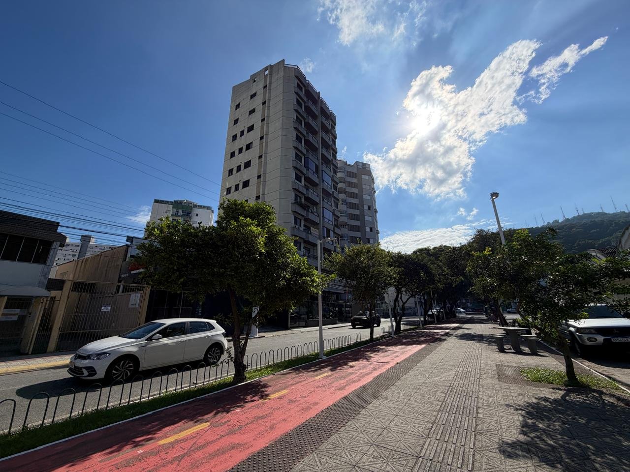 Apartamento com 2 quartos, sacada e 1 vaga de garagem, Centro