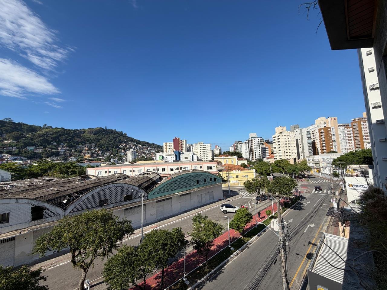 Apartamento com 2 quartos, sacada e 1 vaga de garagem, Centro