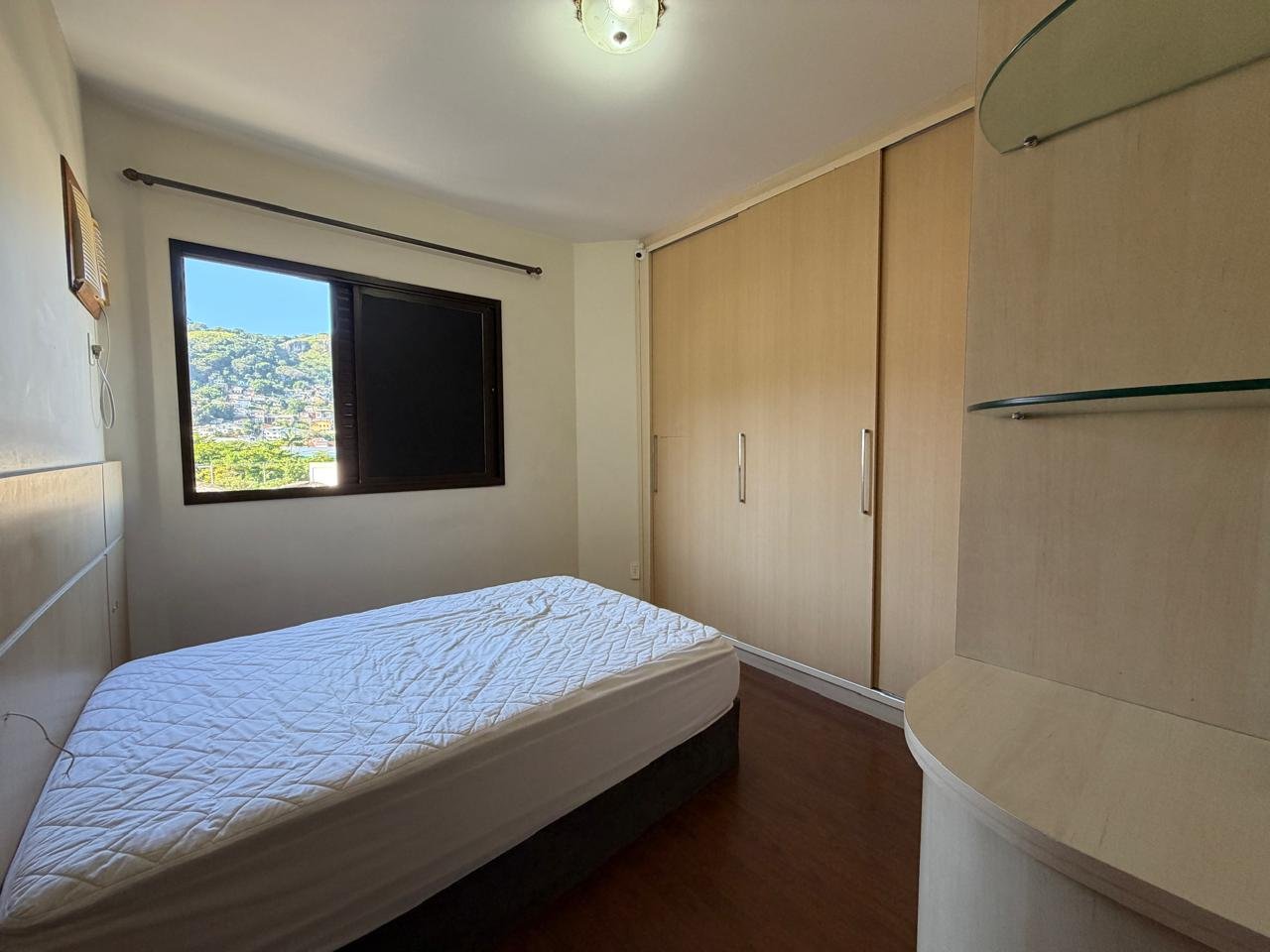 Apartamento com 2 quartos, sacada e 1 vaga de garagem, Centro