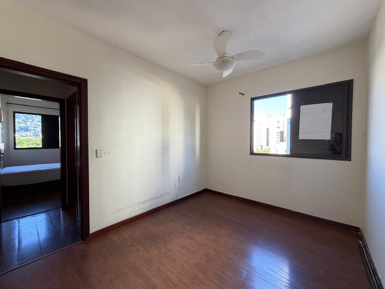 Apartamento com 2 quartos, sacada e 1 vaga de garagem, Centro