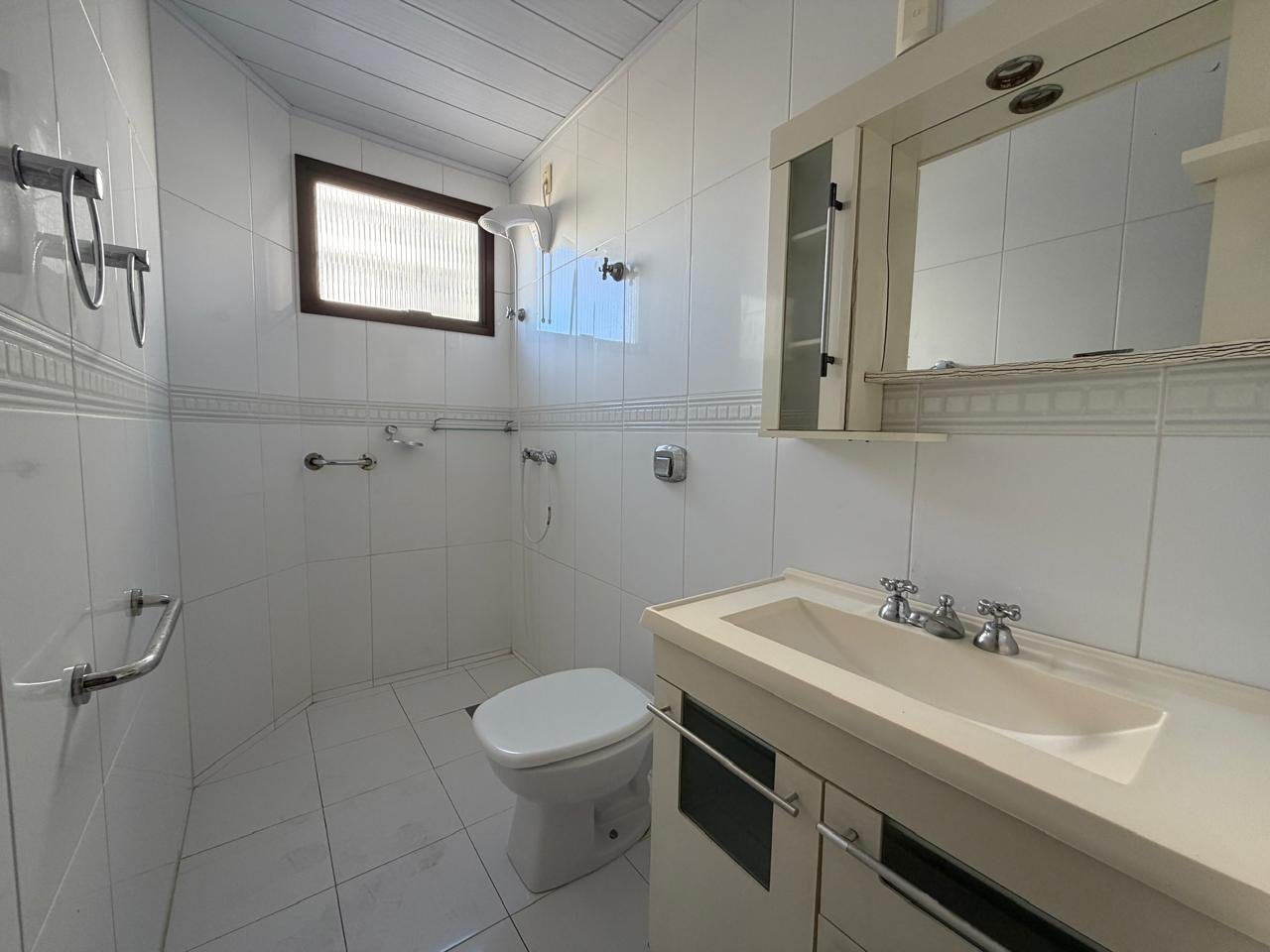 Apartamento com 2 quartos, sacada e 1 vaga de garagem, Centro