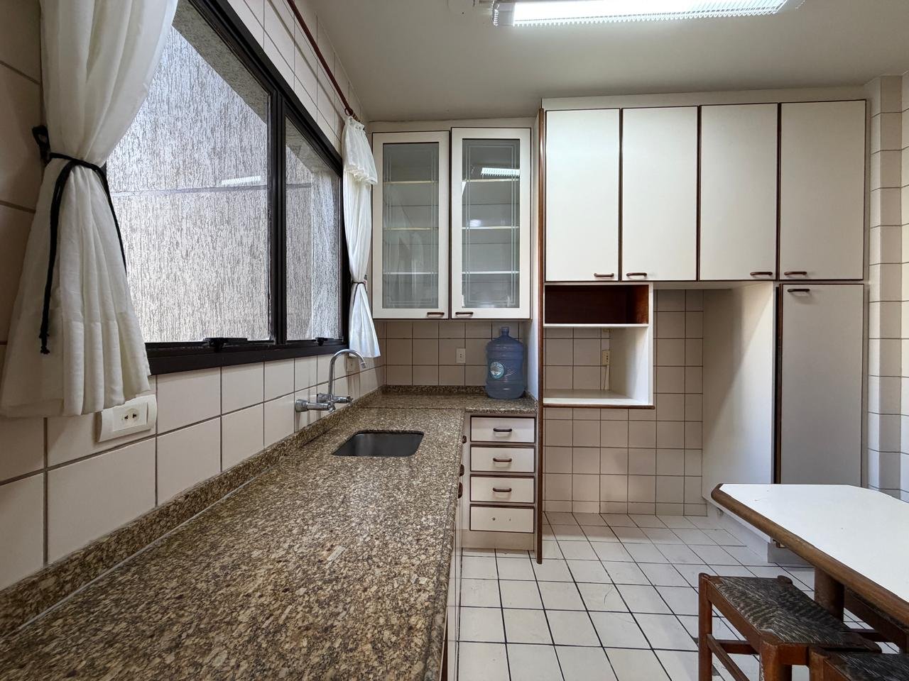 Apartamento com 2 quartos, sacada e 1 vaga de garagem, Centro