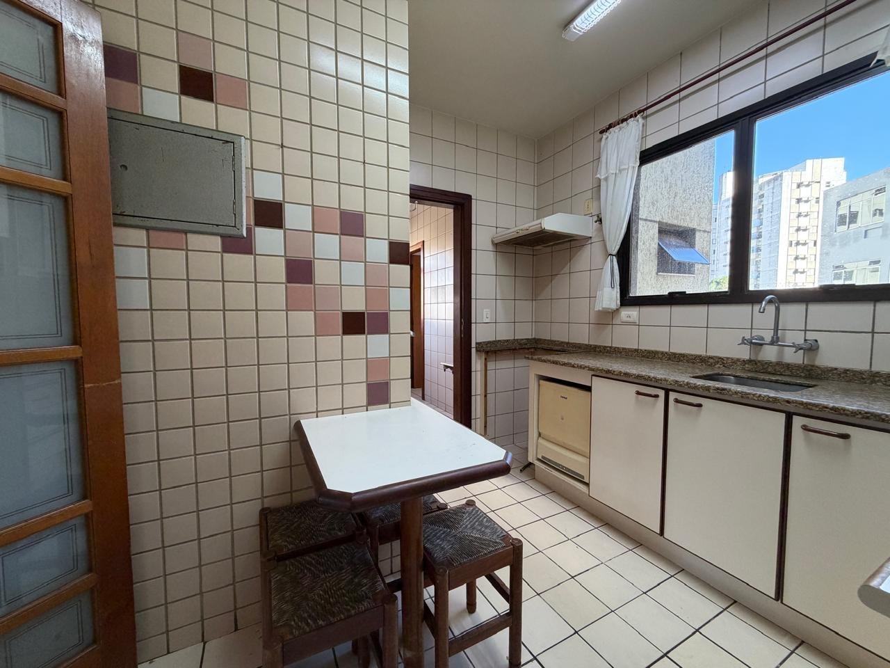 Apartamento com 2 quartos, sacada e 1 vaga de garagem, Centro
