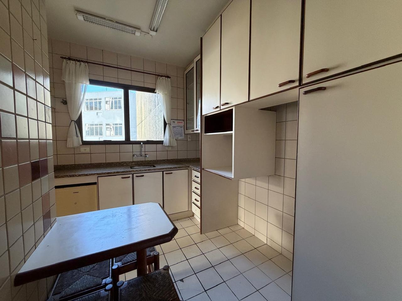 Apartamento com 2 quartos, sacada e 1 vaga de garagem, Centro