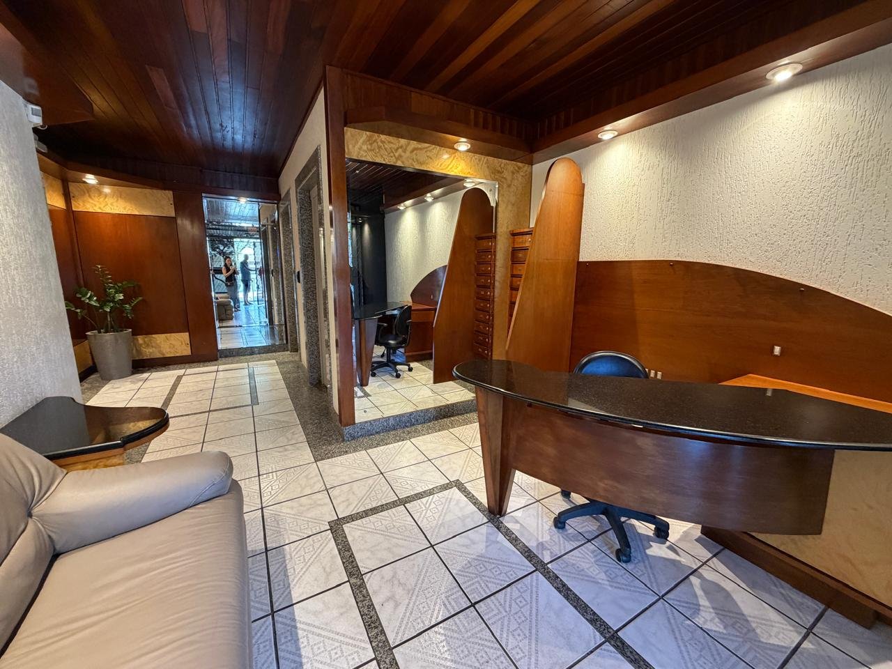 Apartamento com 2 quartos, sacada e 1 vaga de garagem, Centro