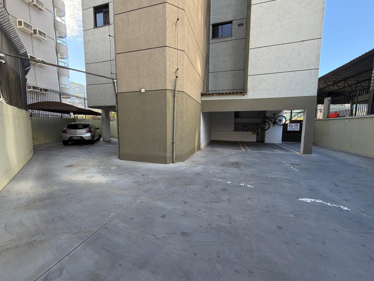 Apartamento com 2 quartos, sacada e 1 vaga de garagem, Centro
