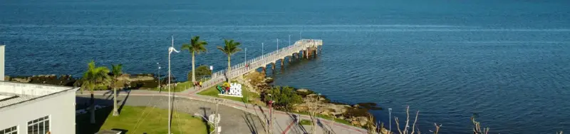 Vista del barrio Abraão en Florianópolis para comprar un inmueble sobre plano