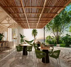Perspectiva ilustrativa da área externa com pérgola em bambu, mesas redondas em madeira, cadeiras verdes e rede com vista para o lago — D/Season Residence Club em João Paulo, Florianópolis