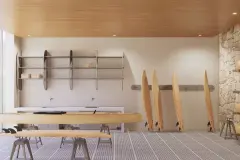 Perspectiva ilustrativa da sala de surf com pranchas de madeira apoiadas na parede, bancada de limpeza e estante em aço — D/Season Residence Club em João Paulo, Florianópolis