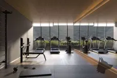 Perspectiva da academia com esteiras, equipamentos de musculação e janelas com vista para a vegetação — Dália em Canasvieiras, Florianópolis