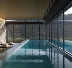 Perspectiva da piscina coberta do Dália, vista frontal ampla com espreguiçadeiras e jardim externo — Dália em Canasvieiras, Florianópolis