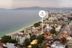 Vista aérea do Dália Canasvieiras com indicação de localização próxima à Praia de Canasvieiras — Dália em Canasvieiras, Florianópolis
